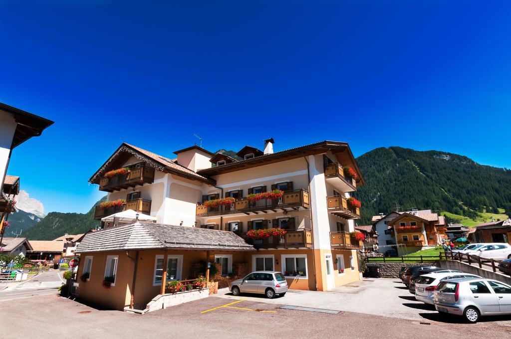 Hotel El Geiger Pozza di Fassa Exterior foto